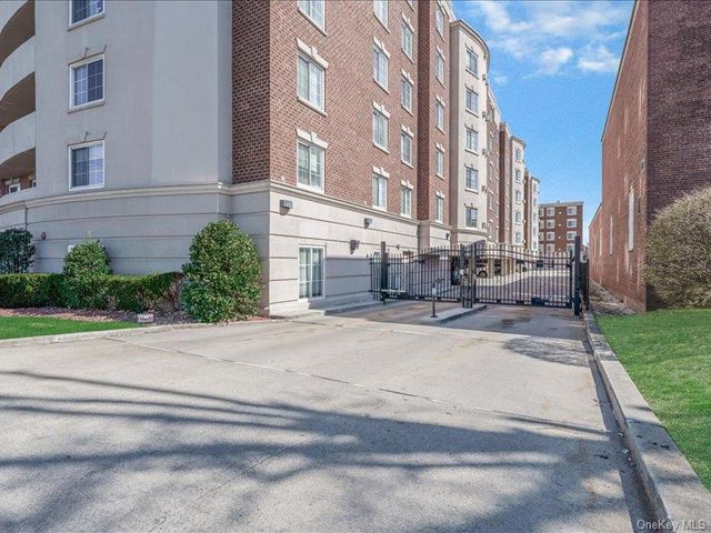 242 Maple Avenue 302, Westbury, NY 11590