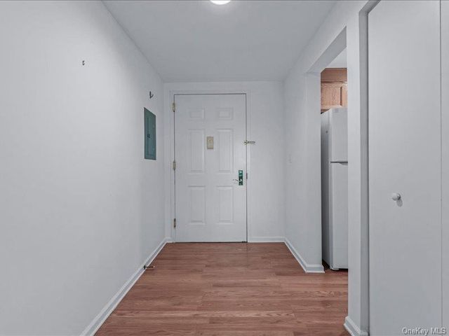 242 Maple Avenue 302, Westbury, NY 11590