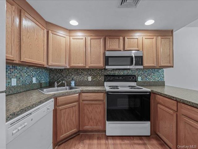 242 Maple Avenue 302, Westbury, NY 11590