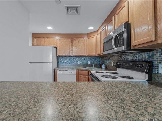 242 Maple Avenue 302, Westbury, NY 11590