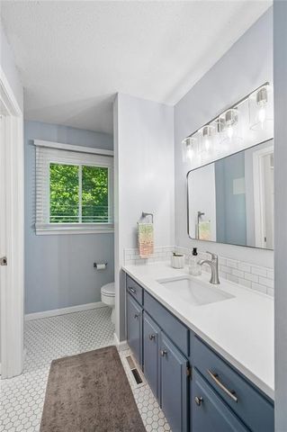 8039 Hemlock Street, Overland Park, KS 66204