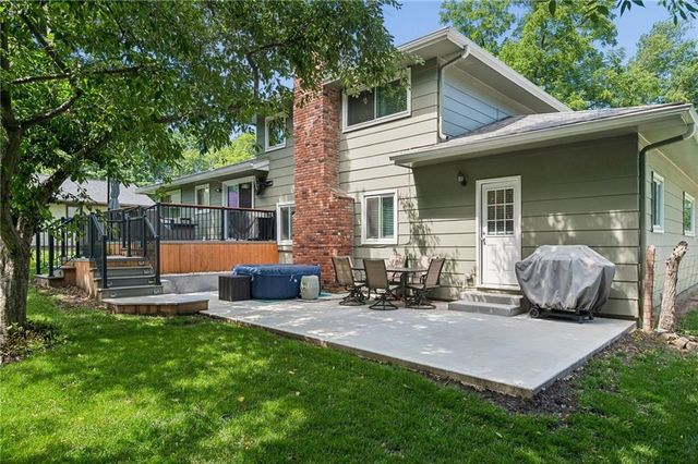 8039 Hemlock Street, Overland Park, KS 66204