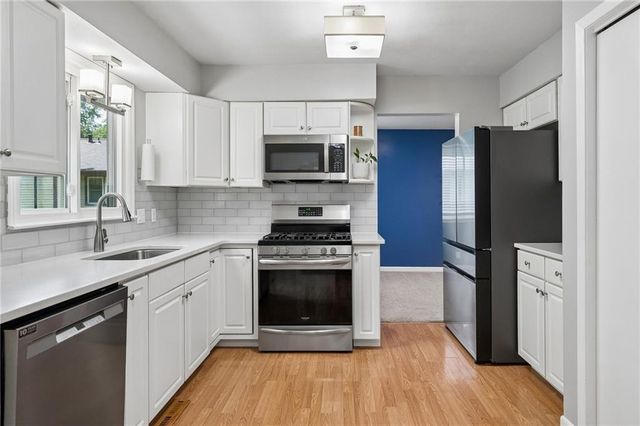 8039 Hemlock Street, Overland Park, KS 66204
