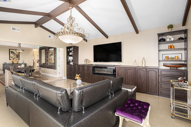 3393 Oakes Dr, Hayward, CA 94542