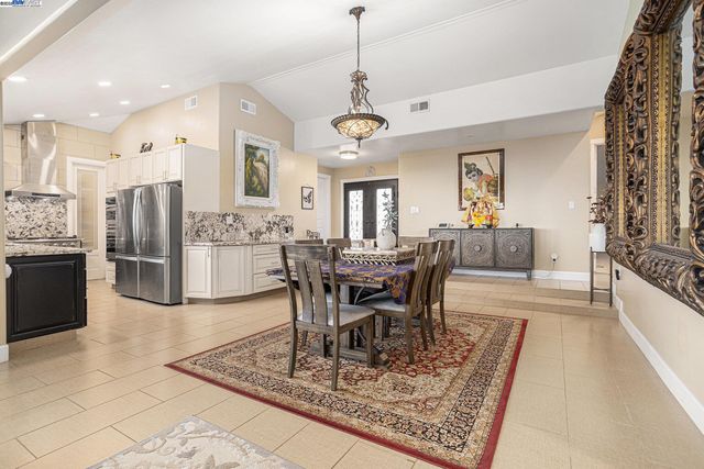 3393 Oakes Dr, Hayward, CA 94542