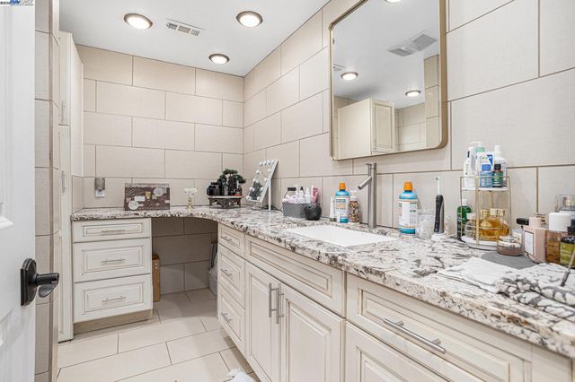 3393 Oakes Dr, Hayward, CA 94542