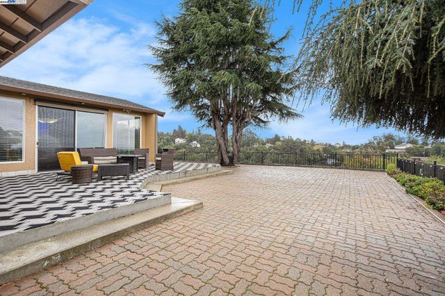 3393 Oakes Dr, Hayward, CA 94542