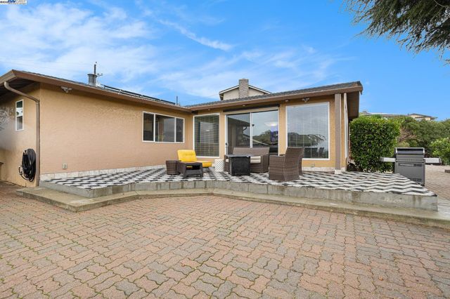 3393 Oakes Dr, Hayward, CA 94542