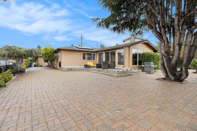 3393 Oakes Dr, Hayward, CA 94542