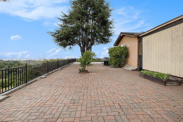 3393 Oakes Dr, Hayward, CA 94542