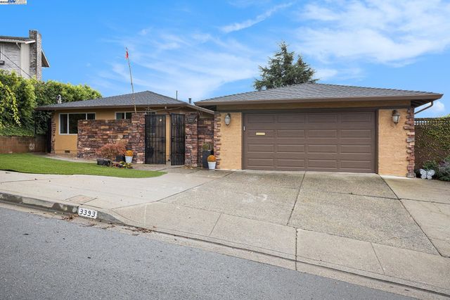 3393 Oakes Dr, Hayward, CA 94542