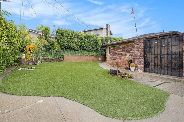 3393 Oakes Dr, Hayward, CA 94542