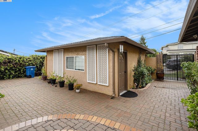 3393 Oakes Dr, Hayward, CA 94542