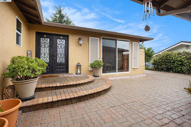 3393 Oakes Dr, Hayward, CA 94542