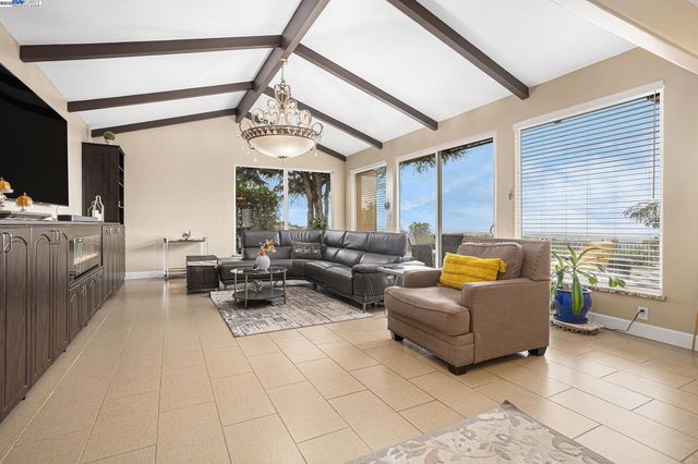 3393 Oakes Dr, Hayward, CA 94542