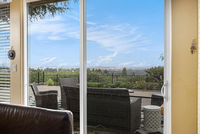 3393 Oakes Dr, Hayward, CA 94542