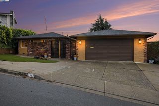 3393 Oakes Dr, Hayward, CA 94542