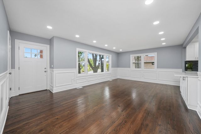 9624 W Shore Drive, Oak Lawn, IL 60453