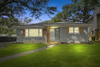 9624 W Shore Drive, Oak Lawn, IL 60453