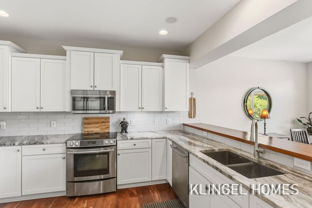 17528 N Fruitport Road, Spring Lake, MI 49456
