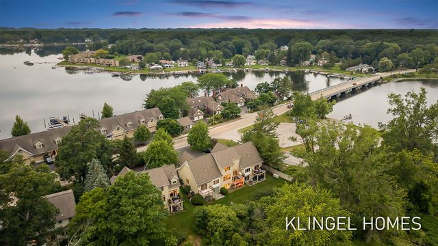 17528 N Fruitport Road, Spring Lake, MI 49456