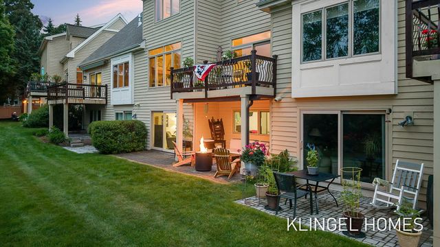 17528 N Fruitport Road, Spring Lake, MI 49456