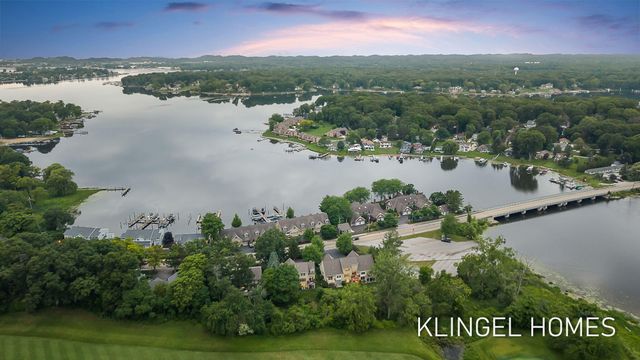 17528 N Fruitport Road, Spring Lake, MI 49456