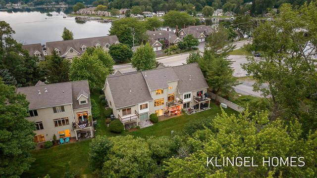 17528 N Fruitport Road, Spring Lake, MI 49456