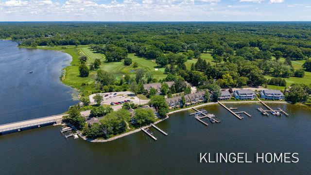 17528 N Fruitport Road, Spring Lake, MI 49456