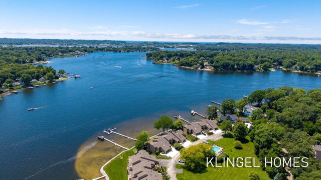 17528 N Fruitport Road, Spring Lake, MI 49456