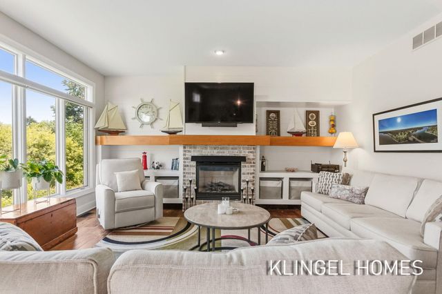 17528 N Fruitport Road, Spring Lake, MI 49456