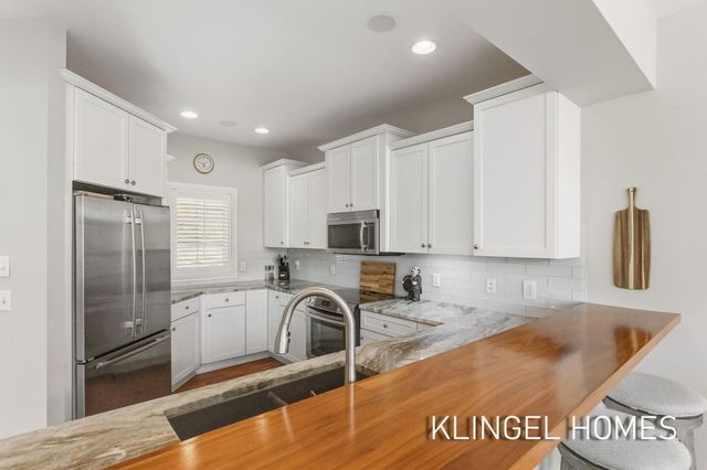 17528 N Fruitport Road, Spring Lake, MI 49456