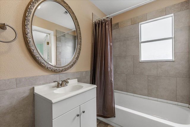 503 E Bluebonnet LN, Johnson City, TX 78636