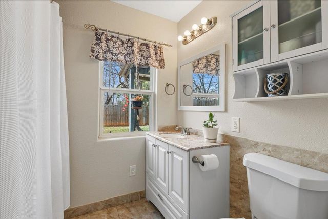 503 E Bluebonnet LN, Johnson City, TX 78636