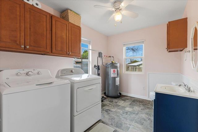 503 E Bluebonnet LN, Johnson City, TX 78636