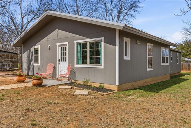 503 E Bluebonnet LN, Johnson City, TX 78636