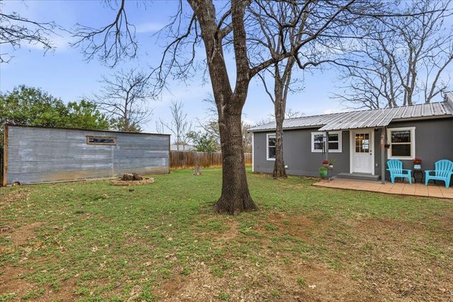 503 E Bluebonnet LN, Johnson City, TX 78636