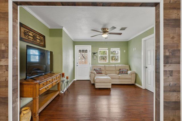 503 E Bluebonnet LN, Johnson City, TX 78636