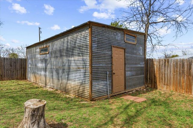 503 E Bluebonnet LN, Johnson City, TX 78636