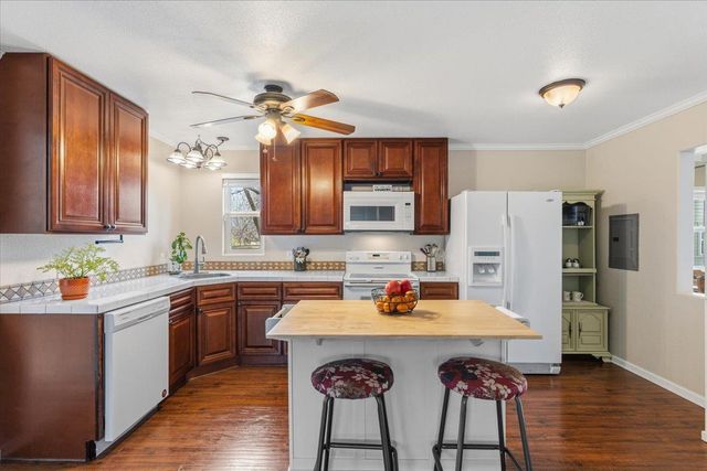 503 E Bluebonnet LN, Johnson City, TX 78636