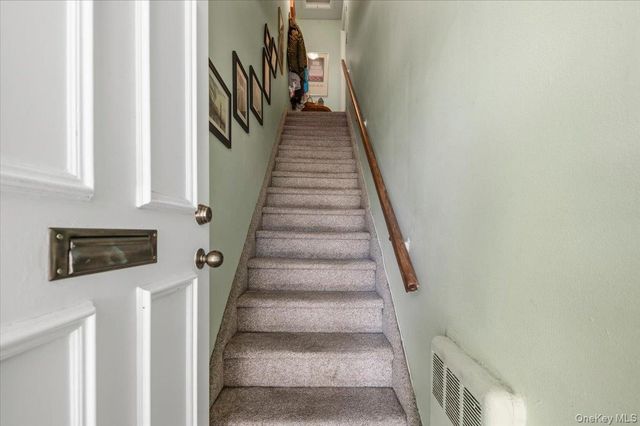 74 Edwards Street 2B, Roslyn Heights, NY 11577