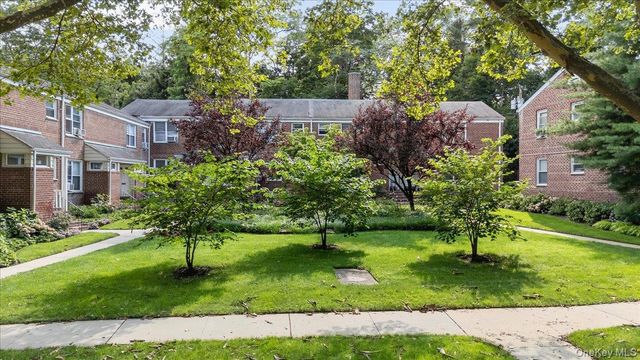 74 Edwards Street 2B, Roslyn Heights, NY 11577