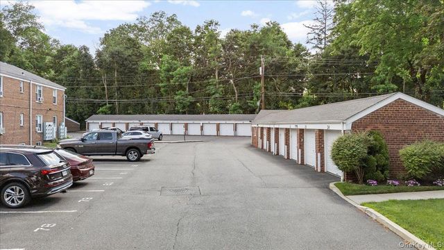 74 Edwards Street 2B, Roslyn Heights, NY 11577
