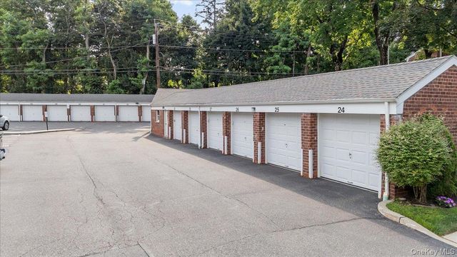 74 Edwards Street 2B, Roslyn Heights, NY 11577
