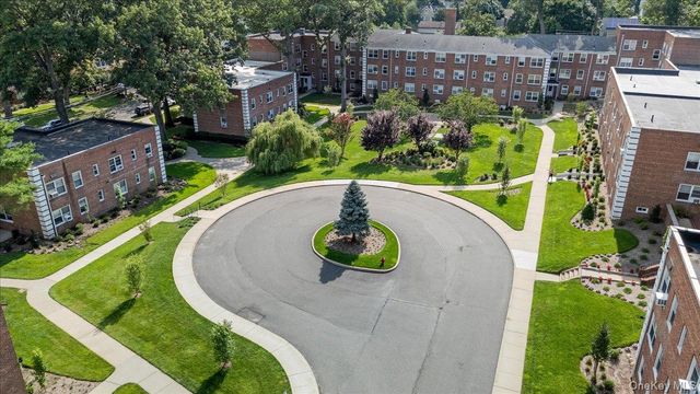 74 Edwards Street 2B, Roslyn Heights, NY 11577