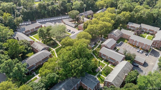 74 Edwards Street 2B, Roslyn Heights, NY 11577
