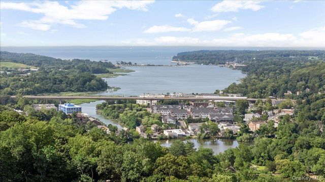 74 Edwards Street 2B, Roslyn Heights, NY 11577