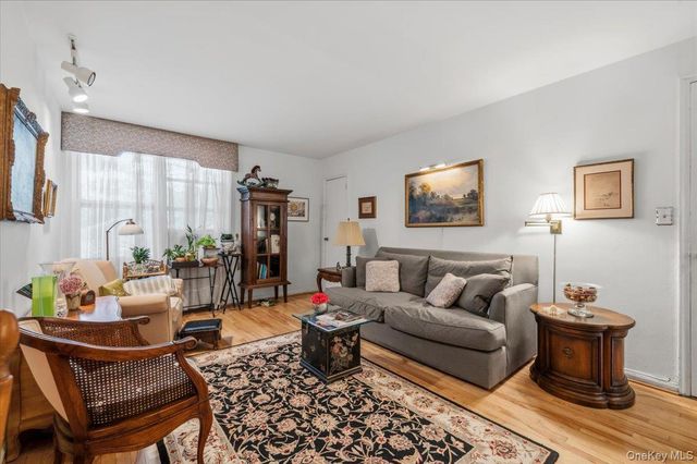 74 Edwards Street 2B, Roslyn Heights, NY 11577