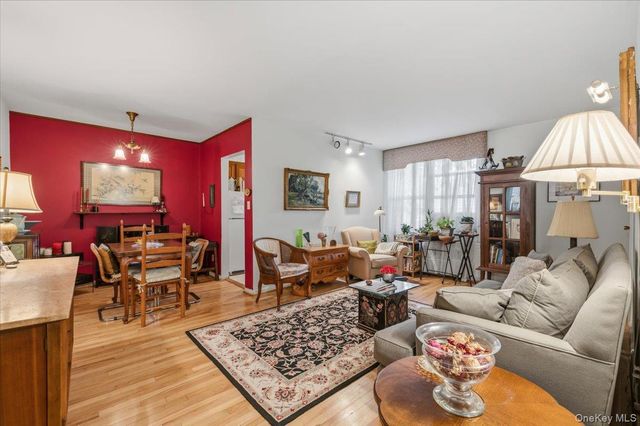 74 Edwards Street 2B, Roslyn Heights, NY 11577
