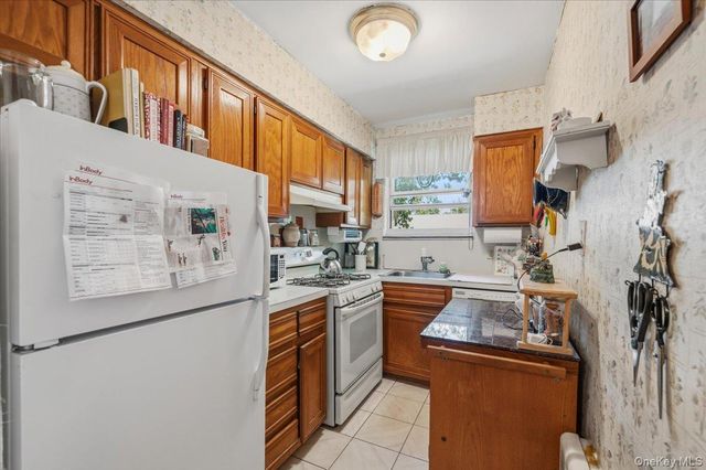 74 Edwards Street 2B, Roslyn Heights, NY 11577